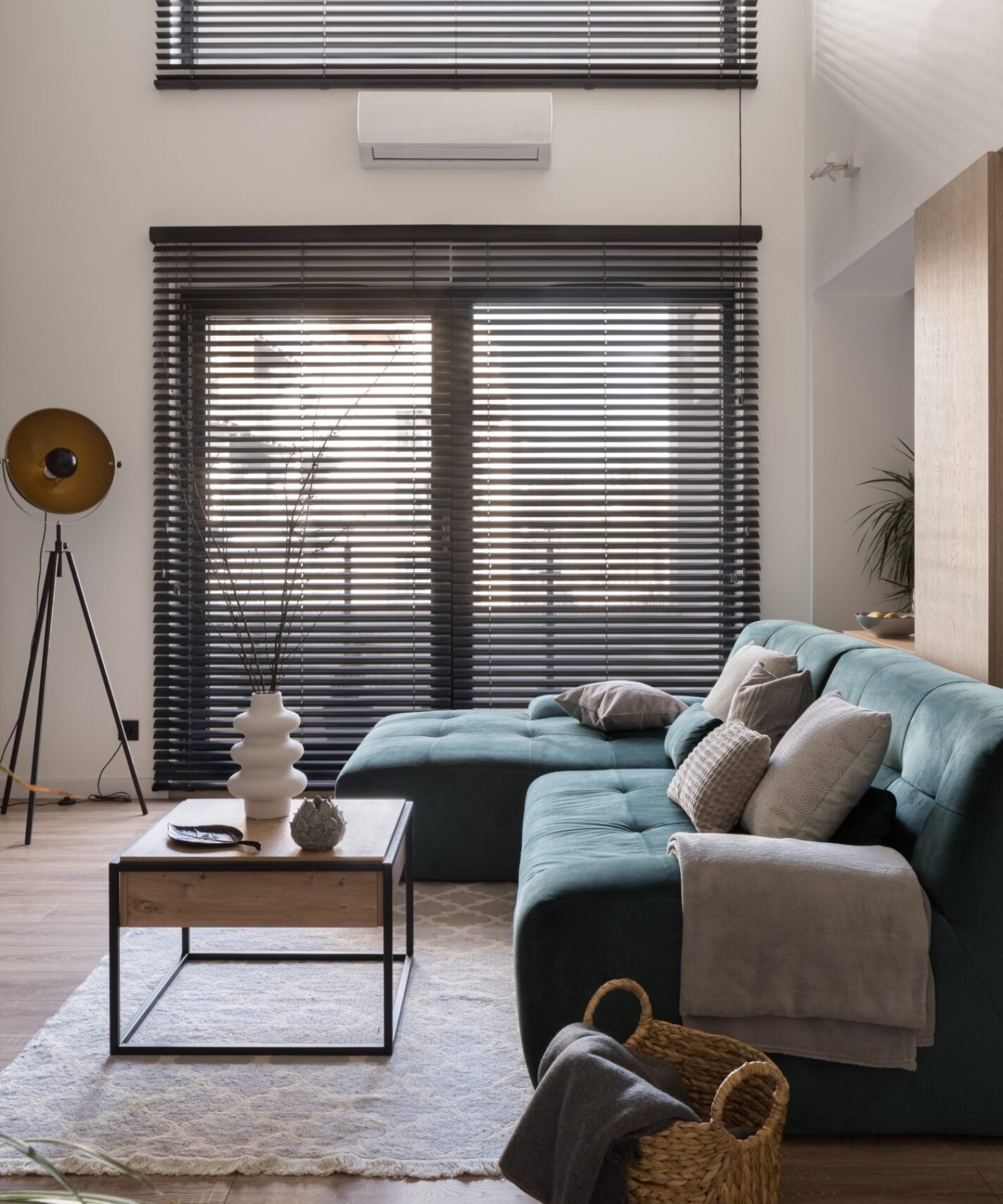 Modern,And,Spacious,Living,Room,With,Big,Windows,With,Blinds,